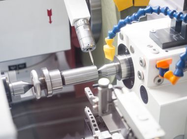 操作员磨模具和模具的一部分 操作员磨模具和模具的一部分