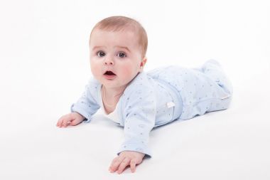 宝贝在趴在白色背景上的身体