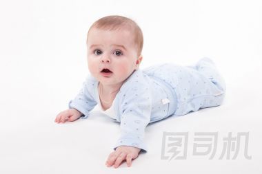 寶貝在趴在白色背景上的身體
