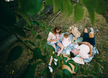 幸福的家庭，在草坪上圖片