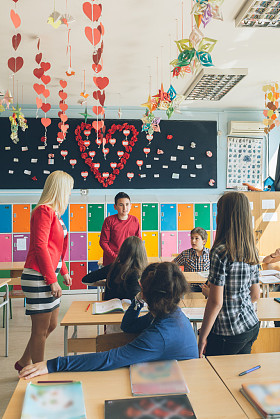 小学生在学校教书