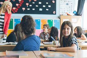 小学生在学校教书图片