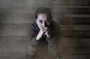 悲伤的女人独自在街头地铁楼梯患上抑郁症