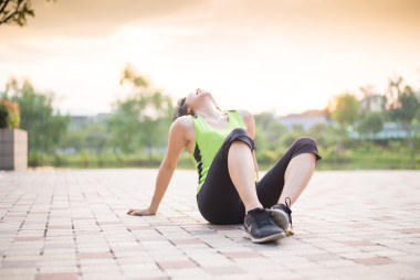 亚洲女人工作出铺在公园里图片