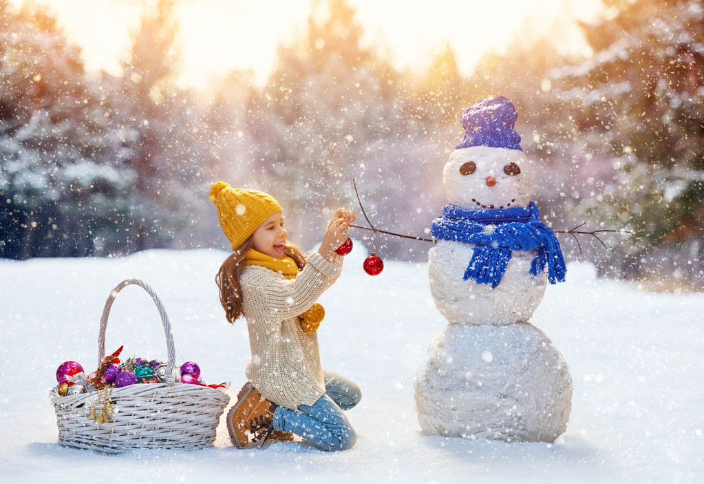 女孩玩堆雪人图片
