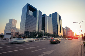 现代城市街道在黄昏照片