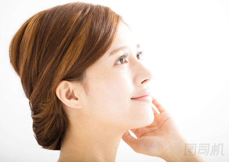  特寫(xiě)美麗少婦微笑面對(duì)