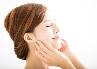 美麗的年輕女子臉特寫圖片