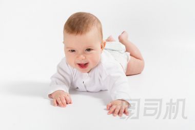 嬰兒新生兒在白色背景上的襯衫特寫