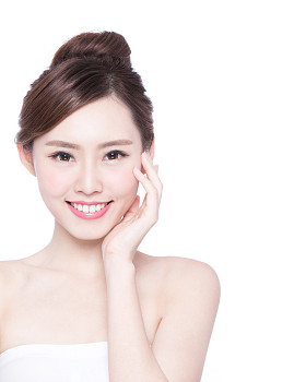 美丽的女人笑着图片