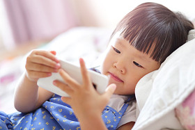 使用智能手机的女孩