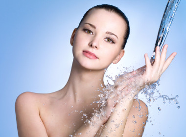 根據(jù)水的流的美麗健康女人