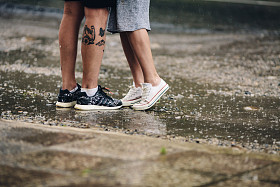 美丽的夫妇，在雨中