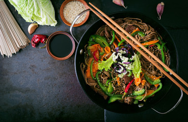 蕎麥面條與牛肉、 胡蘿卜、 洋蔥和甜椒