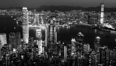 美麗的城市摩天大樓在晚上