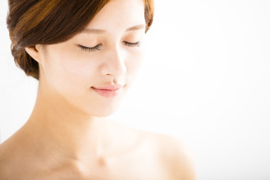  美麗的年輕女子臉特寫圖片