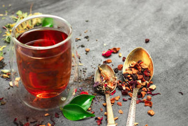 黑色黑板上的花草茶