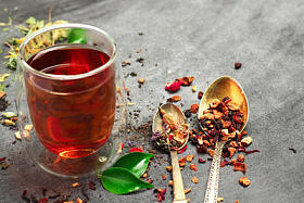 黑色黑板上的花草茶