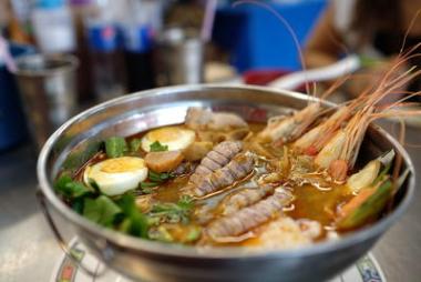冬陰功 (海鮮火鍋)、 泰國的著名菜單，配以螳螂蝦和其他海鮮
