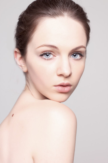 藍(lán)色的大眼睛的漂亮女人的特寫鏡頭自然肖像