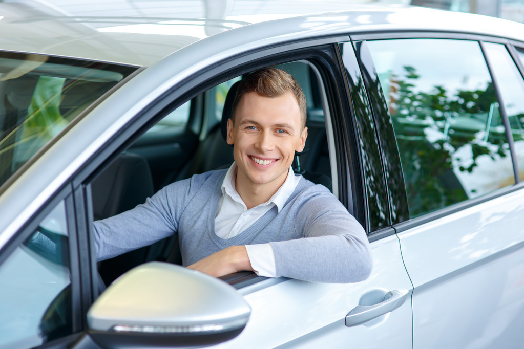 令人愉快的人选择汽车在车展照片 令人愉快的人选择汽车在车展照片