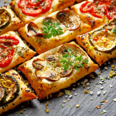 小蔬菜撻、 酥、 番茄、 蘑菇以及西葫蘆。美味的素食開胃菜