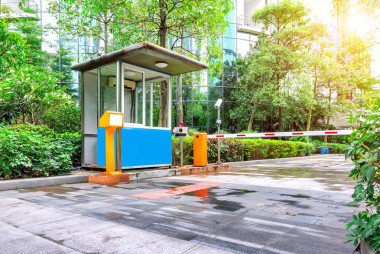 到了停車場入口在黃昏時收費亭