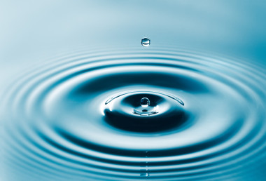 在燦爛的陽光下的藍色水滴