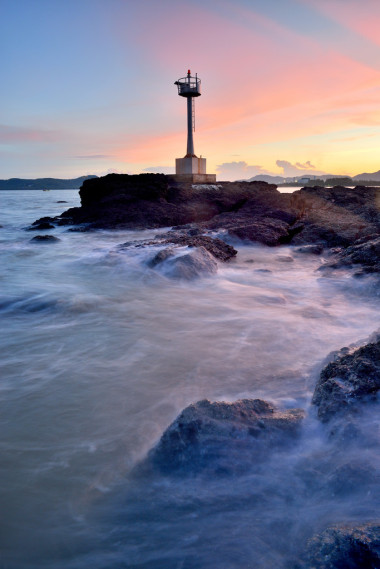 燈塔在日落圖片