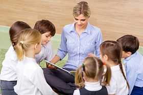 孩子们和他们的老师在读取会话