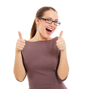 快樂(lè)的年輕女子，顯示確定標(biāo)志