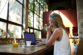 在笔记本电脑上工作的年轻商业女子