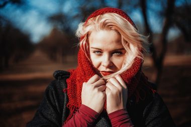 在秋天公园神秘孤独的女人照片