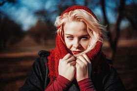 在秋天公园神秘孤独的女人照片