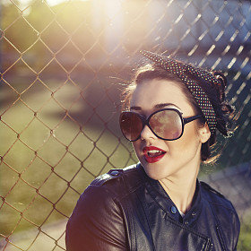 美丽的黑发年轻女子