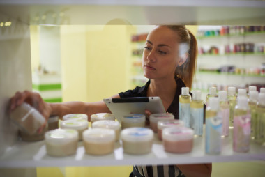 女顧問在觸摸板上工作