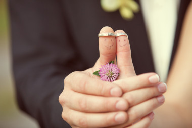 在她的手指上的結(jié)婚戒指繪與新娘和新郎，f