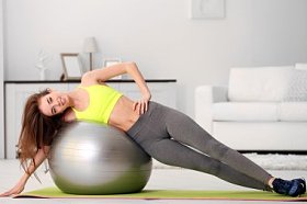 女孩与健身球锻