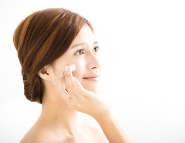 女人應(yīng)用霜洗臉上的微笑