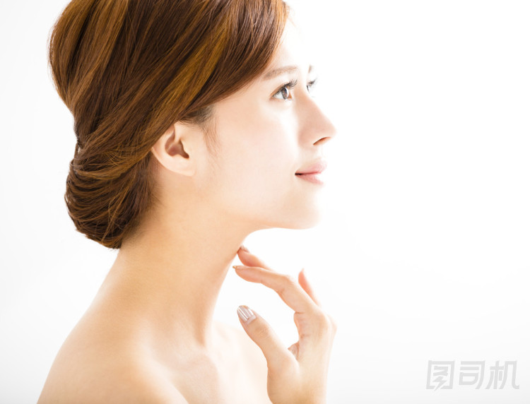 清潔臉的側(cè)面視圖年輕微笑女人 