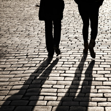 走在街道的阴影图片