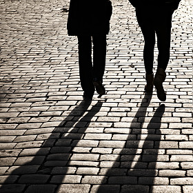 走在街道的阴影图片