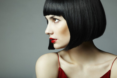 一个年轻漂亮的黑发女人的时尚肖像