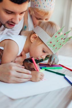 爸爸教孩子們畫畫