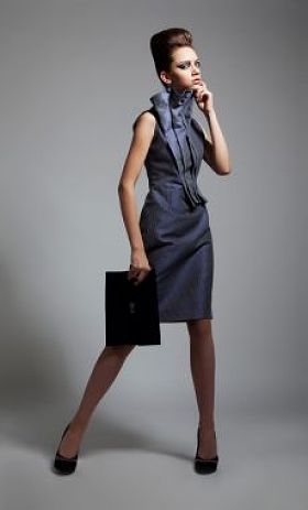 美容-时尚年轻苗条女性摆了工作室