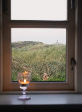蠟燭在窗口中照片