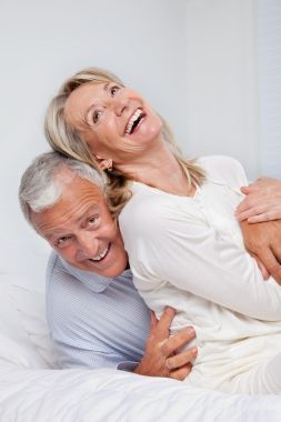 高級夫婦一起笑