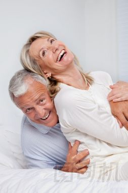 高級夫婦一起笑