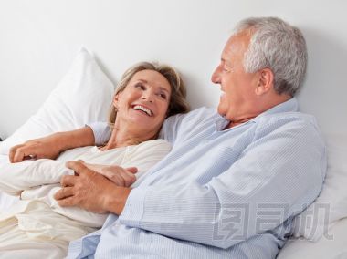 幾個放松躺在床上