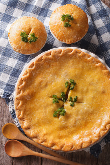 在烤盘里的金色鸡锅饼关闭。垂直顶部